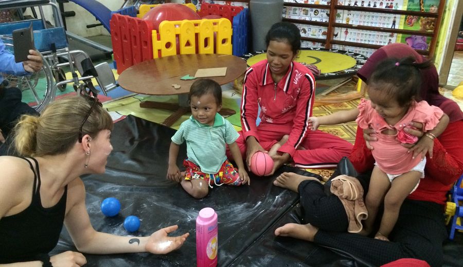Mle Clerc avec les enfants accueillis au centre de réadaptation