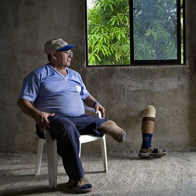 Carlos Filo, une victime de mine antipersonnel, est assis chez lui Carlos Filo, une victime de mine antipersonnel, est assis chez lui