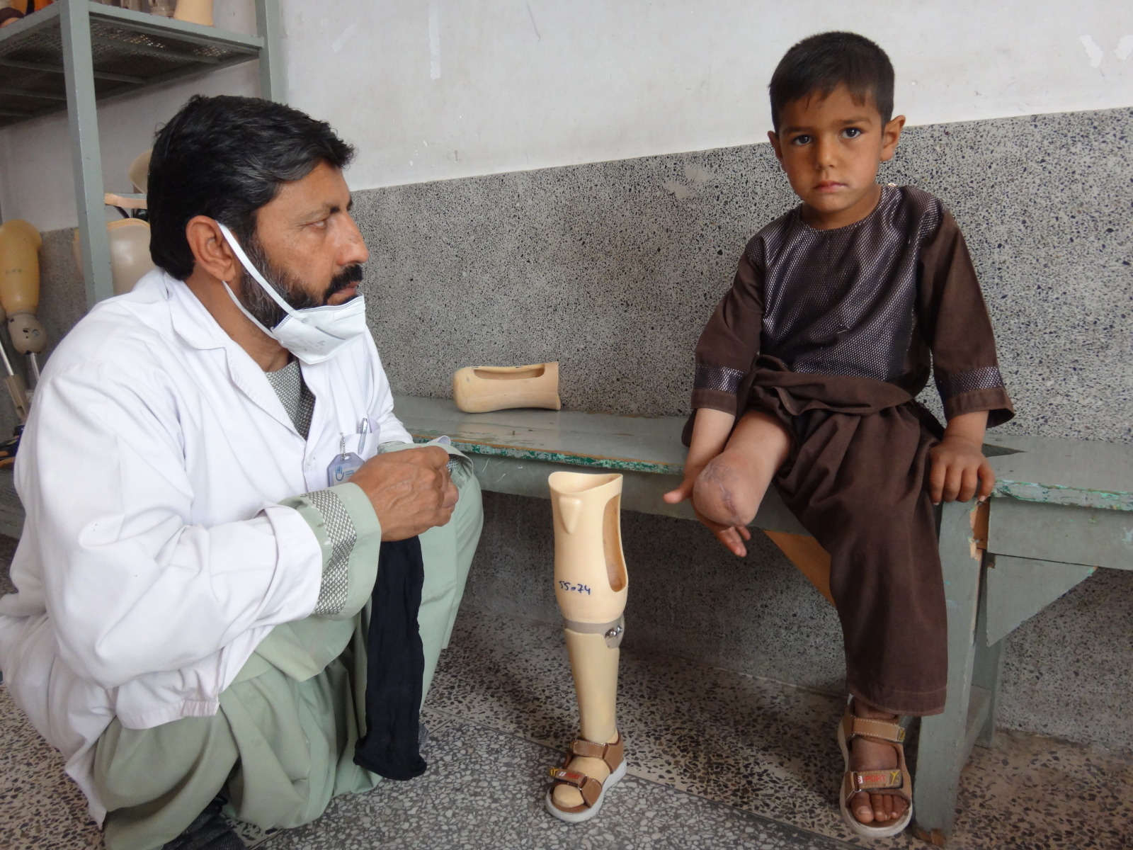 Enayatullah wurde durch einen explosiven Munitionsrückstand verletzt – jetzt kann er wieder laufen!