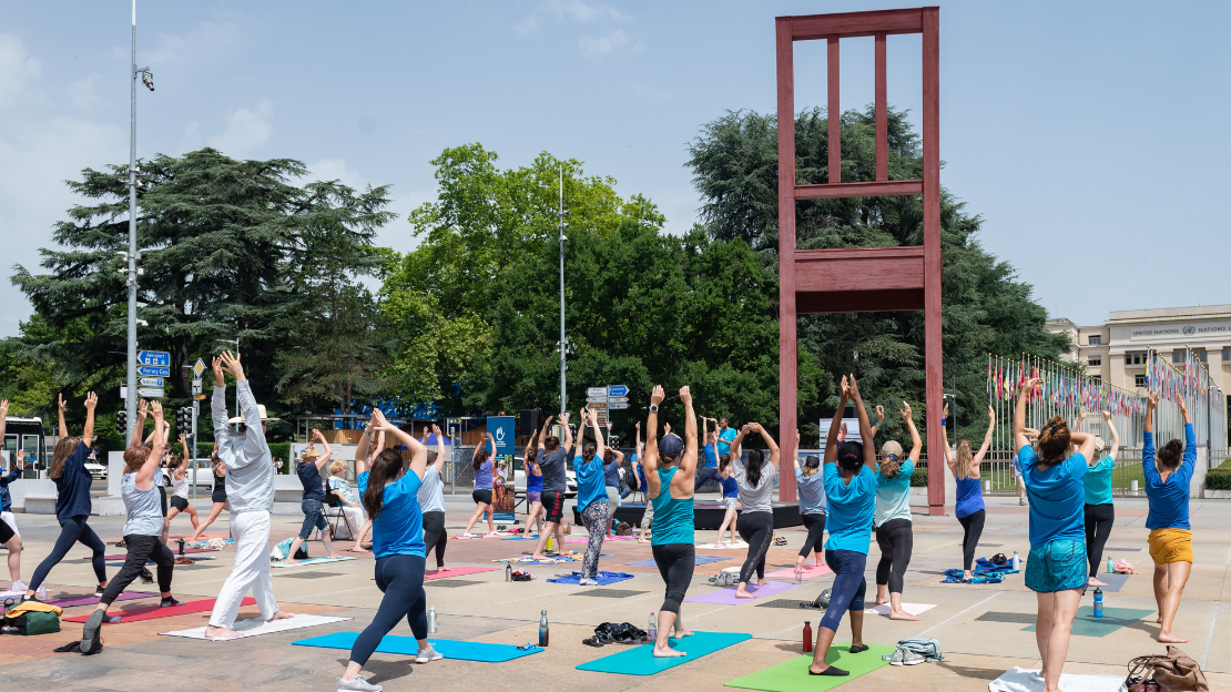 Yoga zur Inklusion von Menschen mit Behinderungen auf dem Place des Nations