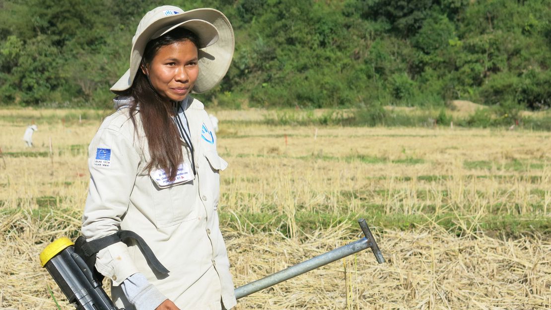 Rencontre avec Oncha, 20 ans, démineuse au Laos