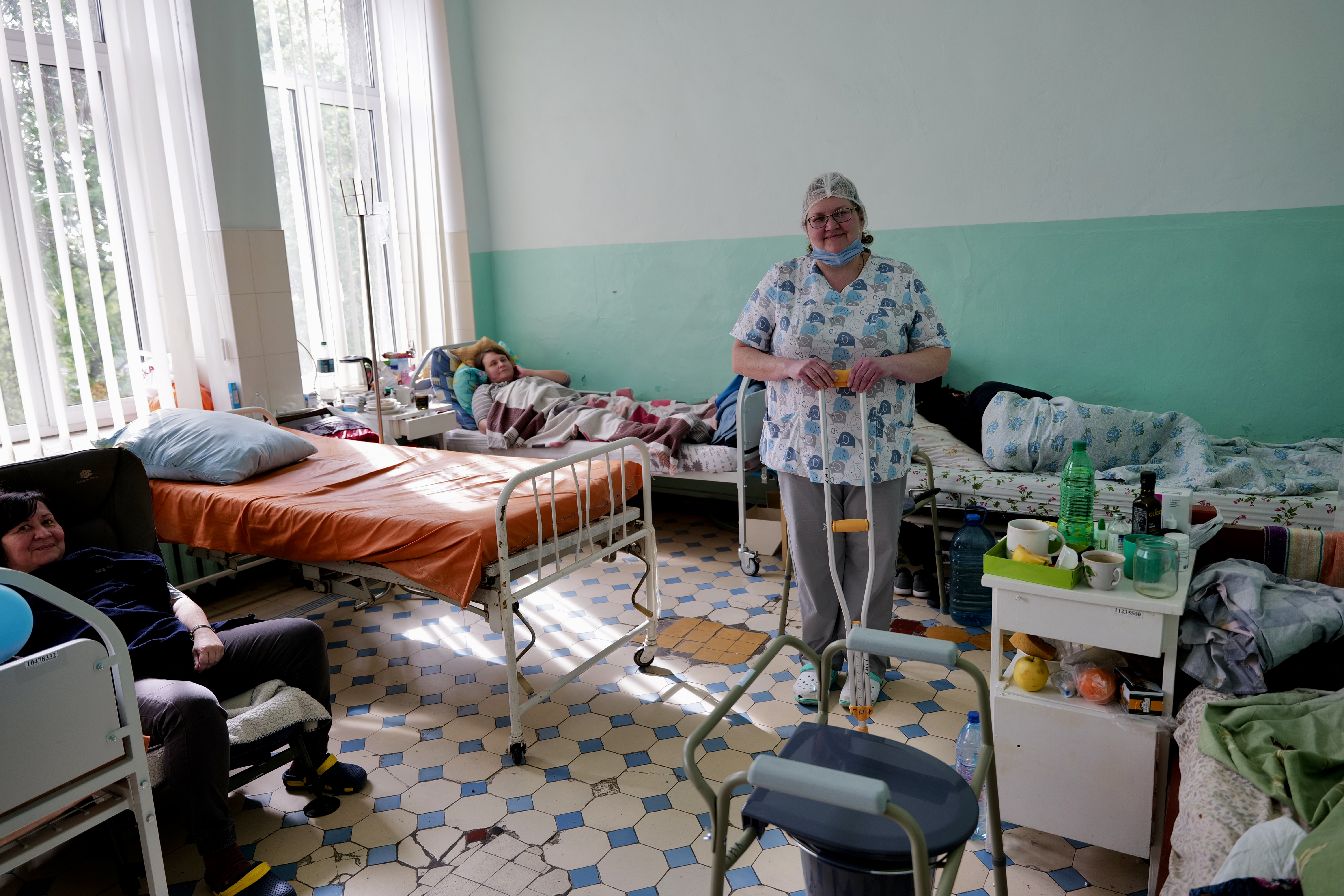 Wir unterstützen das städtische Krankenhaus 2, genannt Oleksandr Shalimo, durch die Bereitstellung von Tragen, Toilettenstühlen, Krücken, Waschschüsseln und Gehhilfen.
