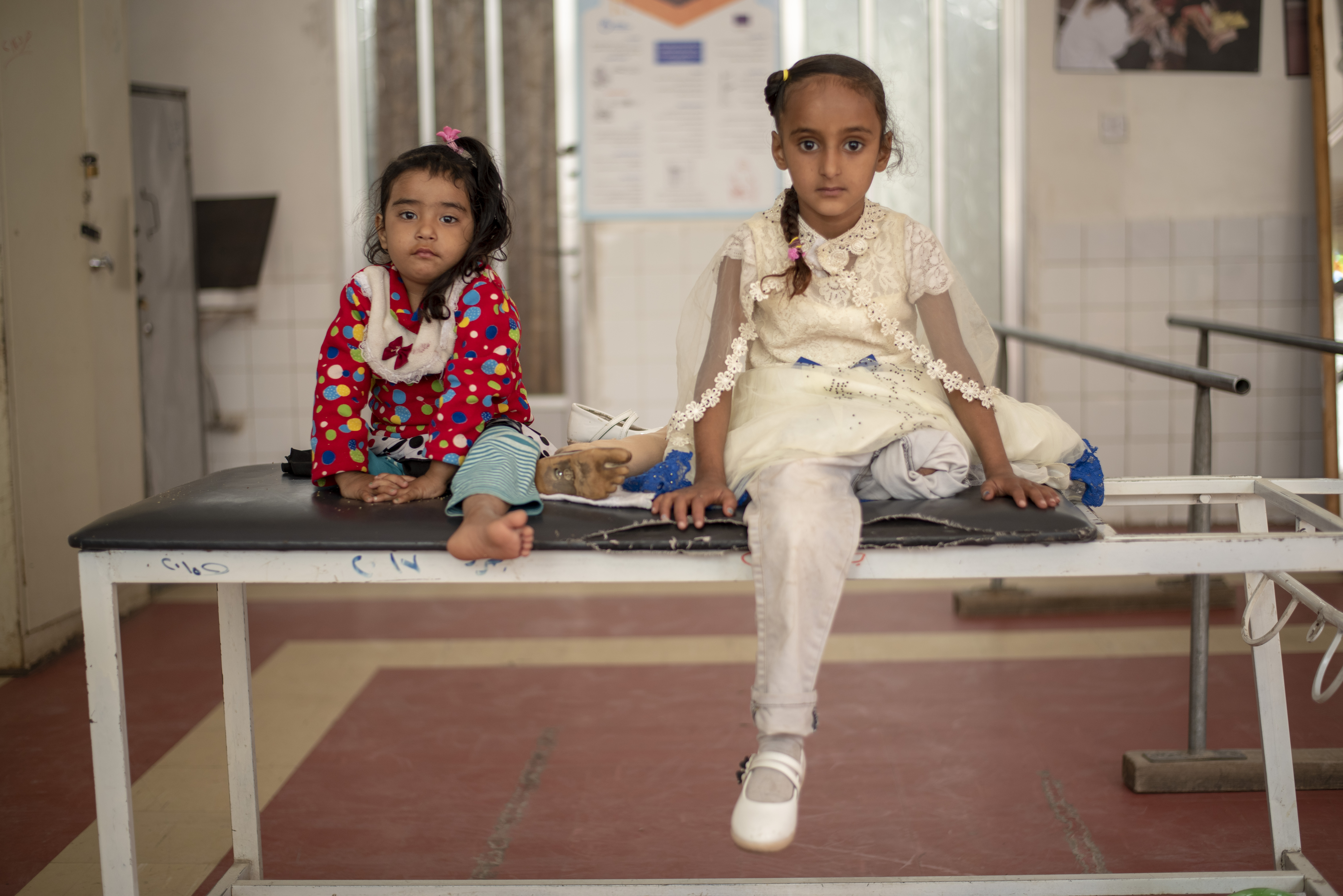 Die beiden Cousinen Erada (r.) und Hala (l.) wurden Opfer eines Luftangriffs. Hier werden sie im Rehabilitationszentrums in Sana'a behandelt.