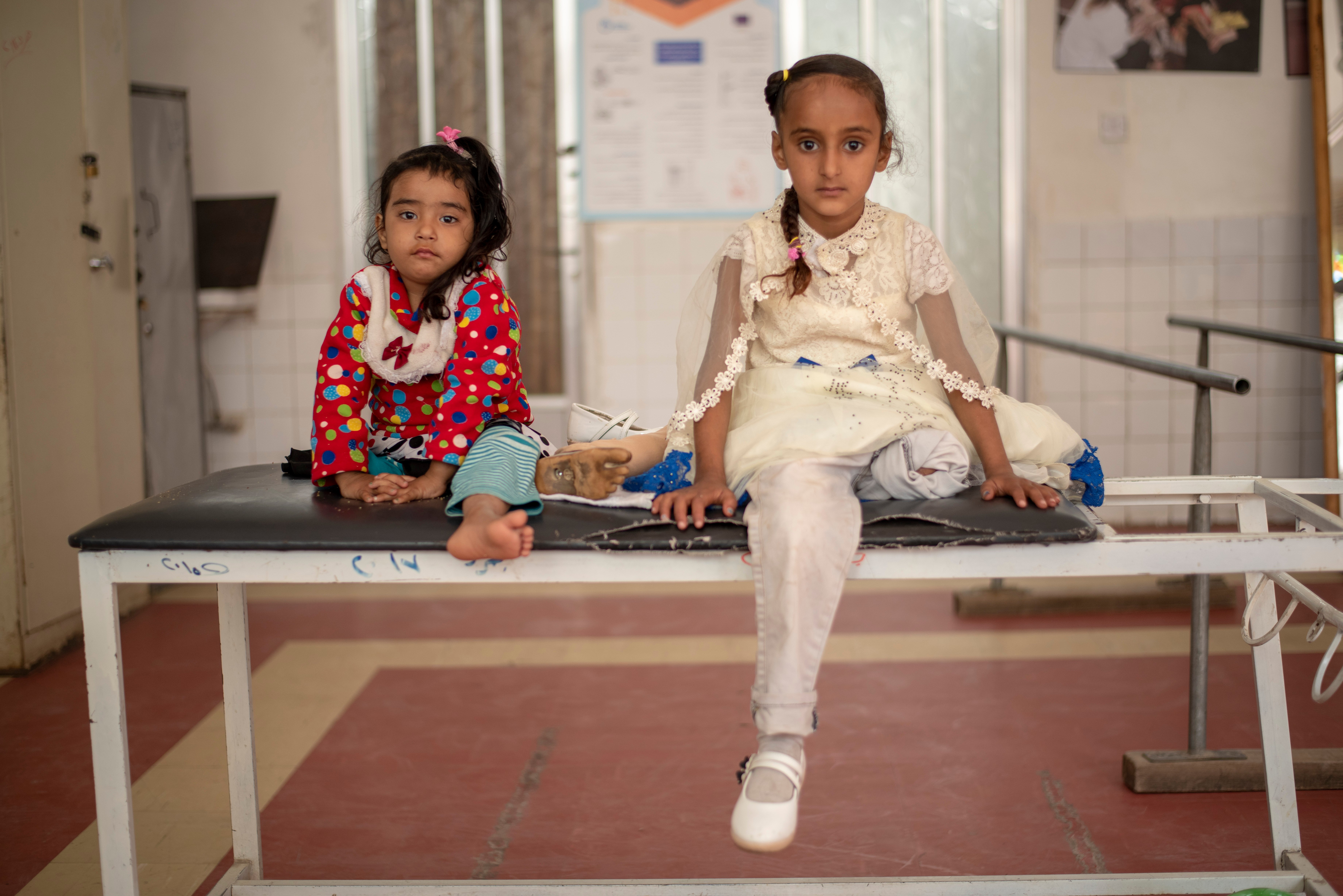 Die beiden Cousinen Erada (r.) und Hala (l.) wurden Opfer eines Luftangriffs. Hier werden sie im Rehabilitationszentrums in Sana'a behandelt.