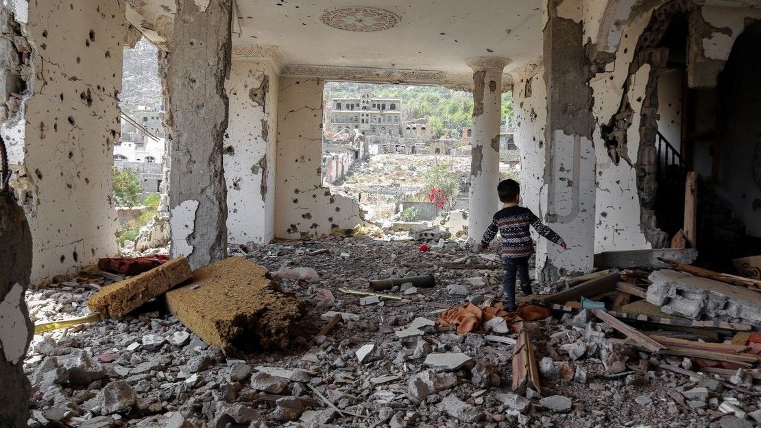 Ein jemenitisches Kind geht durch den Schutt eines Gebäudes, das bei einem Luftangriff in der Stadt Taez zerstört wurde.