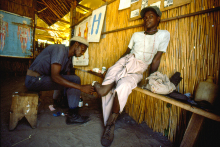 Ein Mitglied von Handicap International mit einer Begünstigten in einer Werkstatt für Hilfsmittel und Rehabilitationsbehandlungen in Angola. 