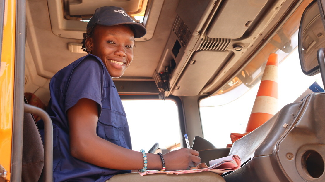 Transportbegleiterin Flore sorgt dafür, dass Hilfsgüter sicher nach Burkina Faso gelangen