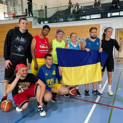 L'équipe de Basketball for dignity pose à côté du drapeau ukrainien. 
