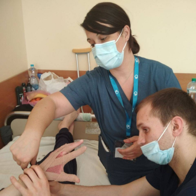 Un de nos bénéficiaires en Ukraine en train d'apprendre à marcher avec une prothèse 