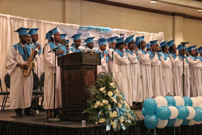 Proclamation des 72 diplômés techniciens en réadaptation organisée par Handicap International à l'hôtel Karibe, à Port-au-Prince, le 27 août 2015