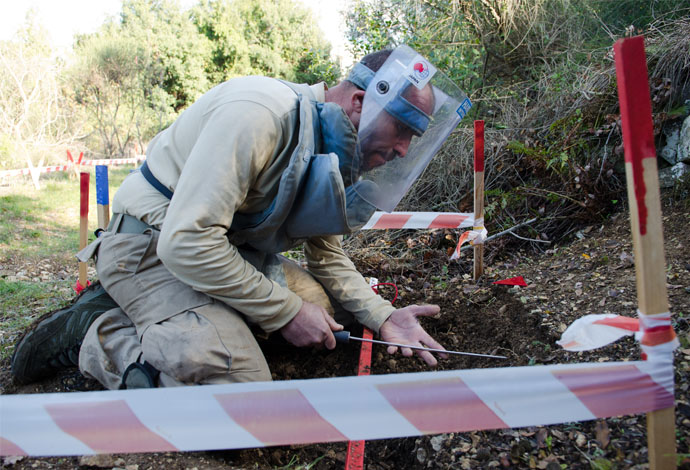 Un démineur de Handicap International sonde le terrain et met en évidence l'emplacement d'un objet métallique. Depuis 2010, Handicap International dépollue les restes explosifs de guerre dans le district de Batroun au Nord Liban, avec l'objectif que la zone soit libre de mines d'ici 2016.