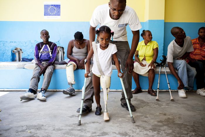 Fymée avec sa prothèse fémorale