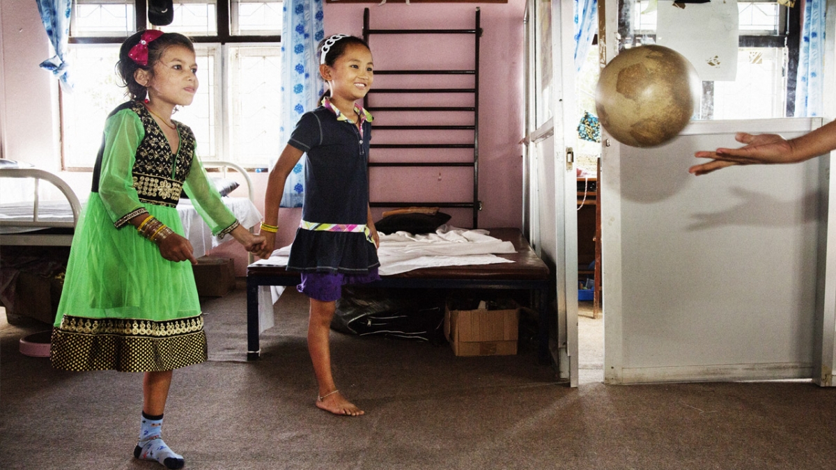 Nirmala, 8 ans, et Khembro, 7 ans, ont été blessées par le séisme et ont dû être amputées. Depuis quelques mois, elles suivent des séances de réadaptation intensives avec Handicap International. Nirmala a aidé Khembro à reprendre confiance et à retrouver son sourire. Elles se soutiennent mutuellement et ont reçu récemment une prothèse