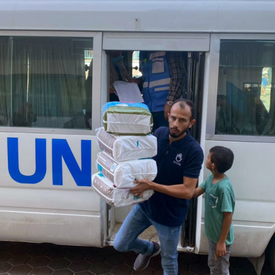 Haytham Abusabet, HI-Mitarbeiter, hilft bei der Verteilung der Hilfsgüter in Gaza.