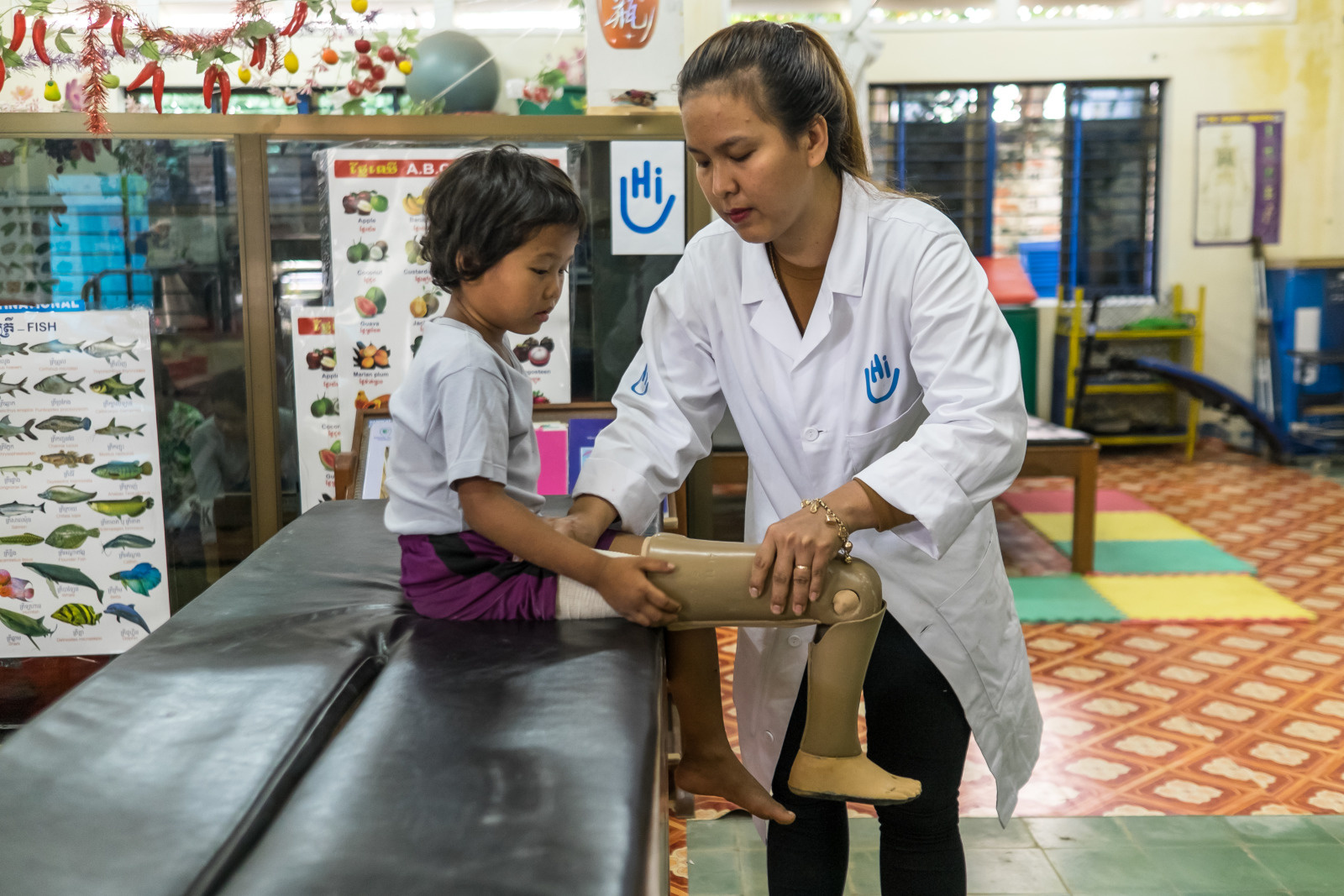 Say Noy, ein sechsjähriges kambodschanisches Mädchen, das im Rehabilitationszentrum von Handicap International in Kampong Cham betreut wird, mit ihrer neuen Prothese.