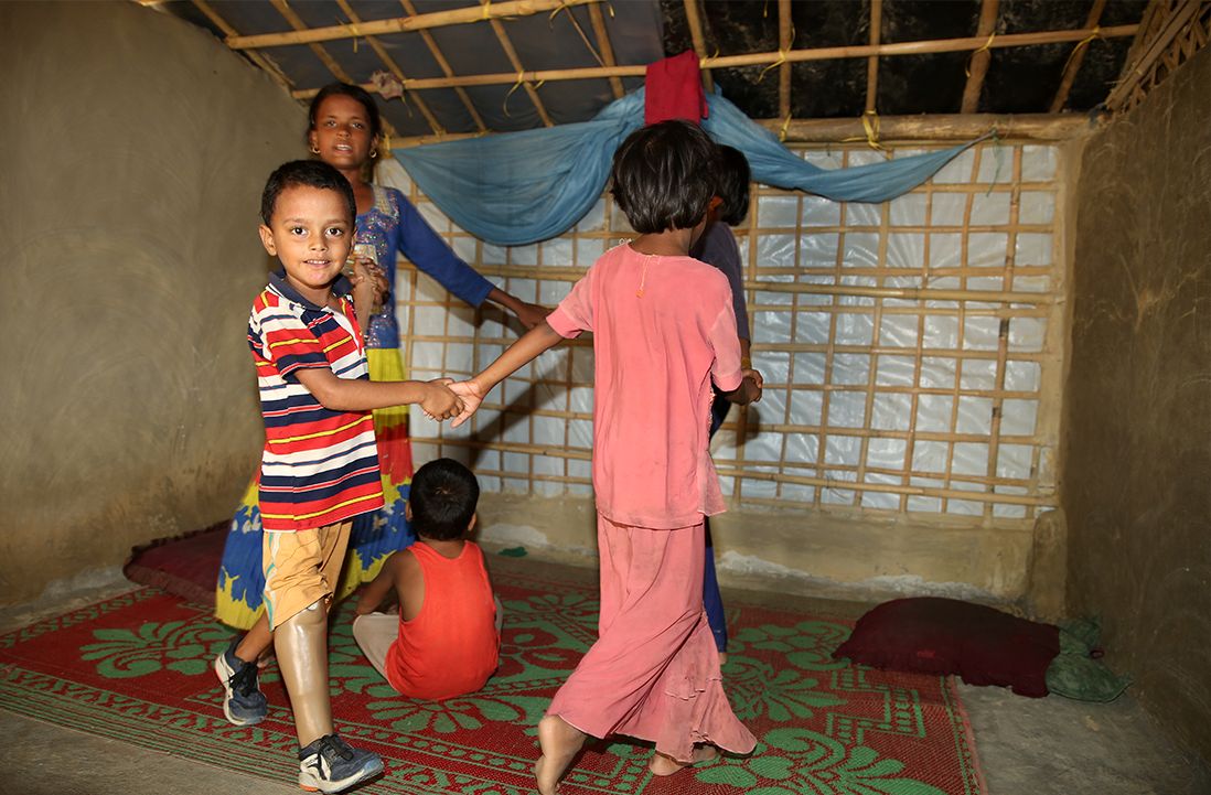 Anouar faisant une ronde avec d'autres enfants