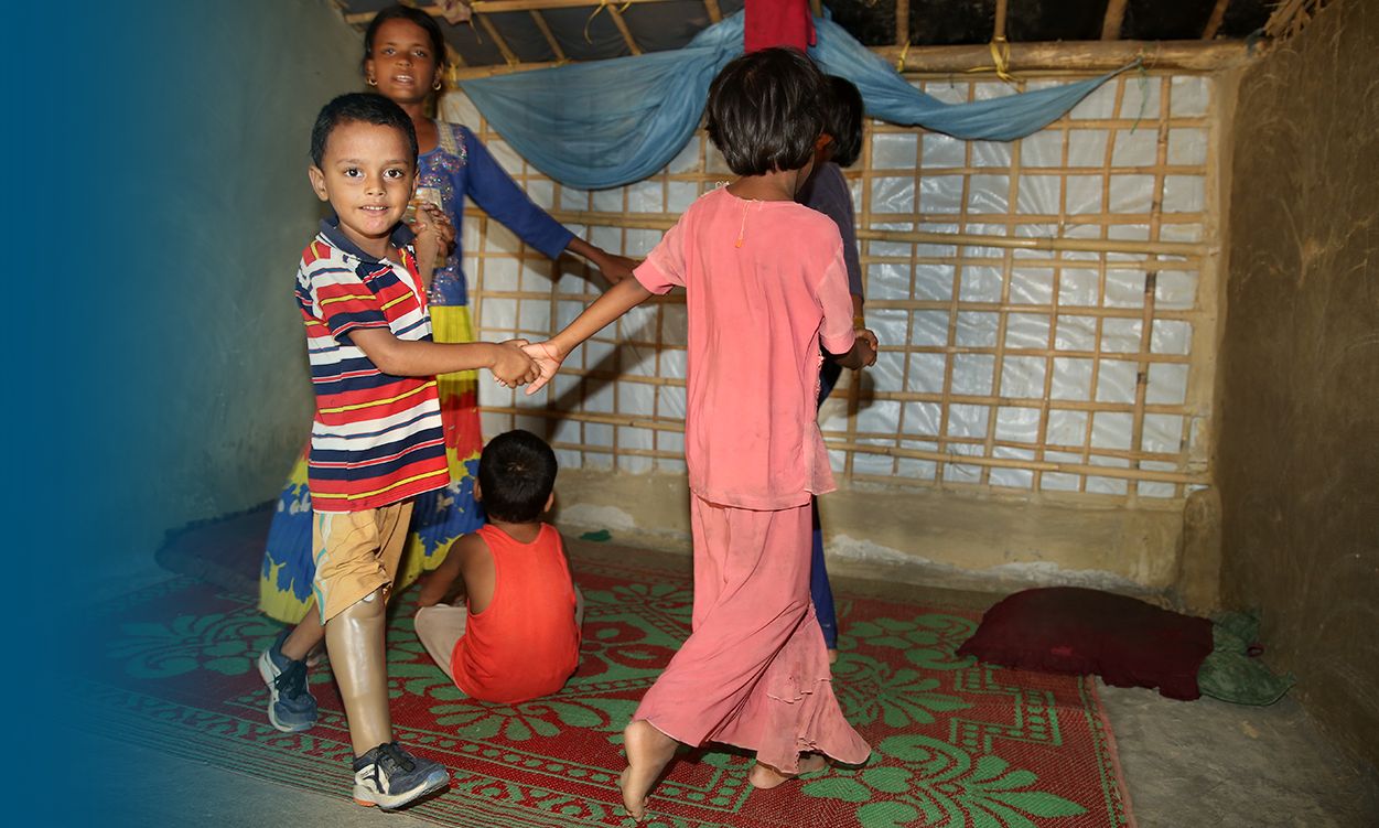 Anouar faisant une ronde avec d'autres enfants