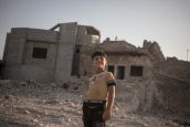 Ein Kind spielt in den Ruinen von Mossul - Irak 2021