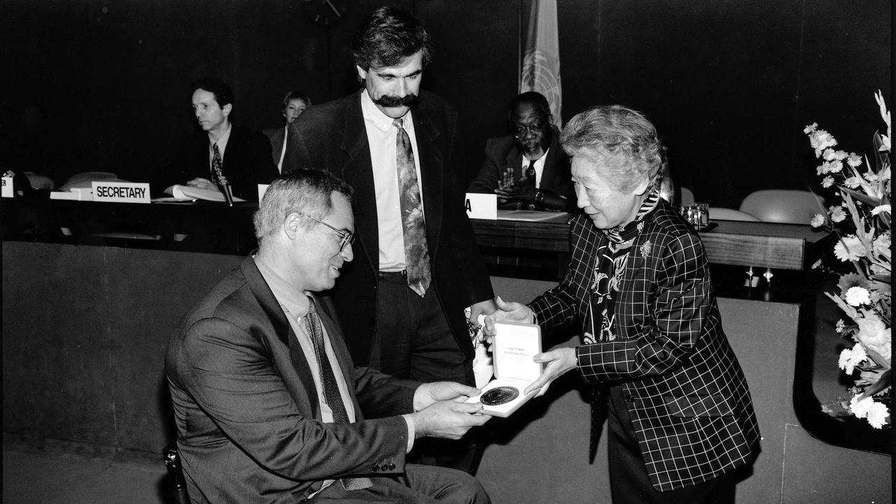 La Haut Commissaire des Nations unies pour les réfugiés Mme Sadako Ogata remet la distinction Nansen au Dr Jean-Baptiste Richardier, fondateur de Handicap International, et à Patrick Segal, alors vice-président
