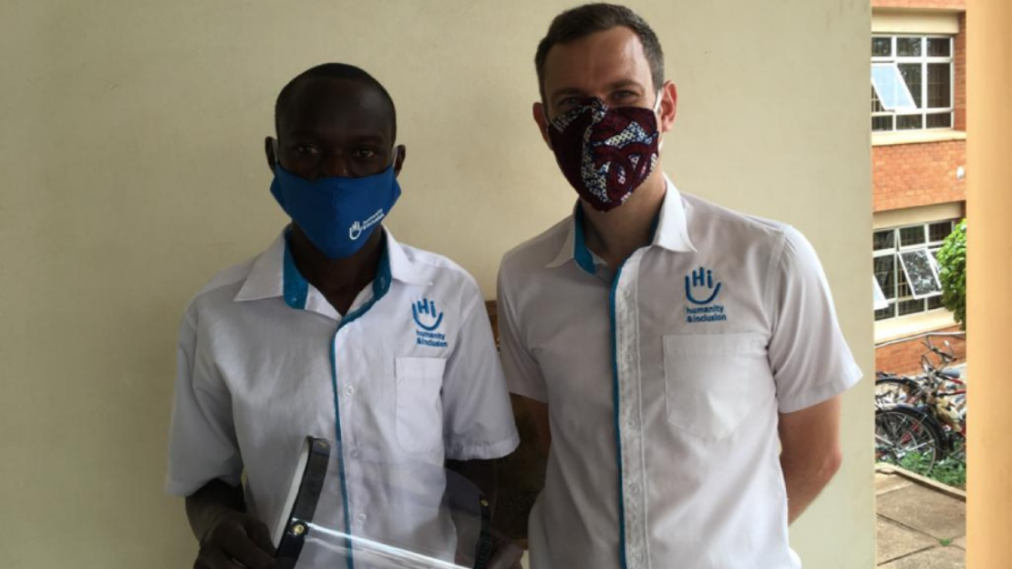 Disan, links, (3D-Drucktechniker bei HI) präsentiert ein 3D-Visier in Arua, Uganda.