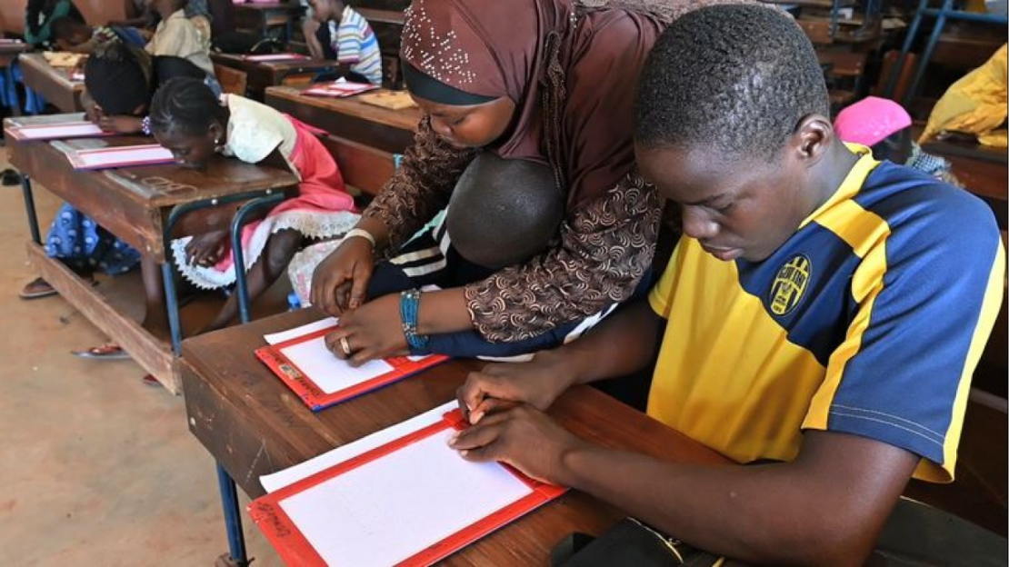 Klassenzimmer-Begleitung blinder Kinder in der Sahara in 