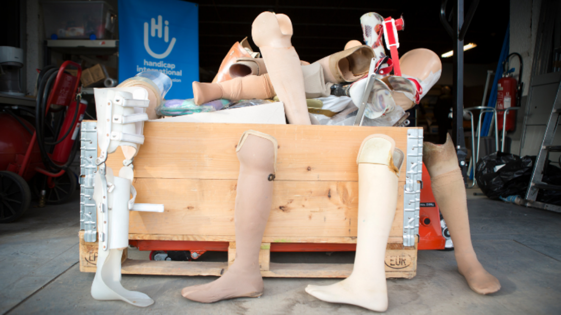 Gespendete Prothesen in der Werkstatt von Handicap International in Lyon. ©Amy Leang / HI