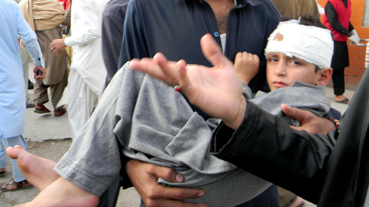 Ein verletzter Junge nach einem starken Erdbeben in Peshawar im Nordosten Pakistan