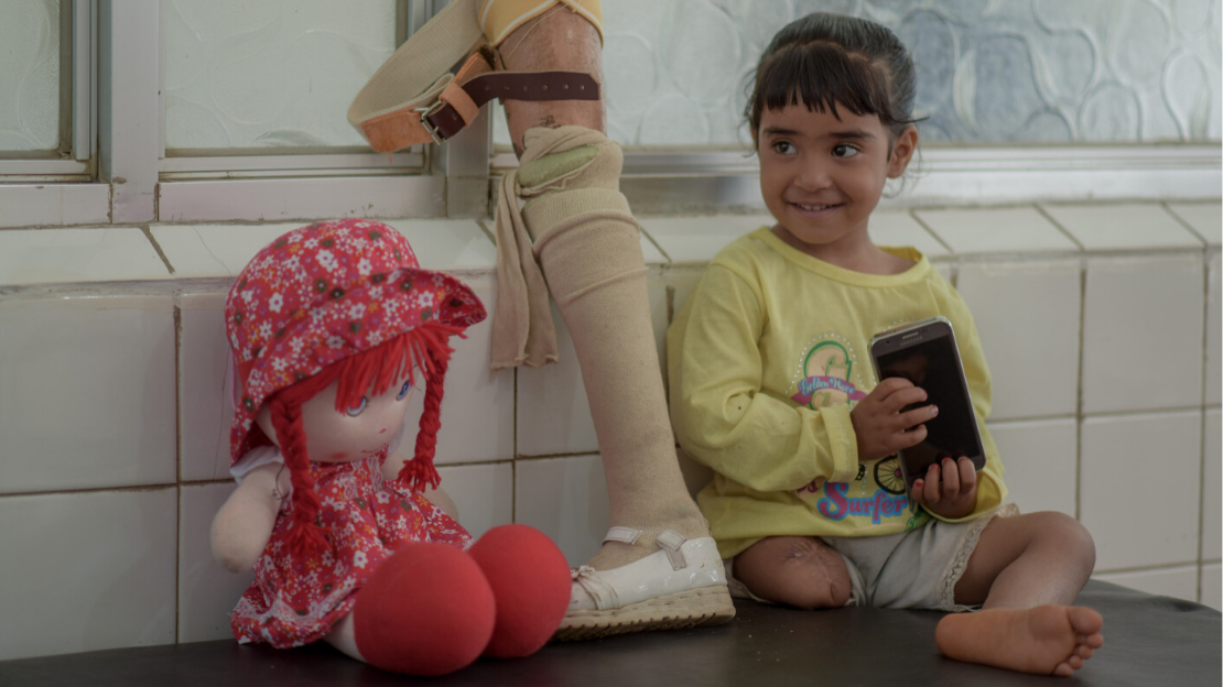 Hala, 4 Jahre, wurde durch einen Luftangriff beim Spielen mit ihrer Cousine verletzt