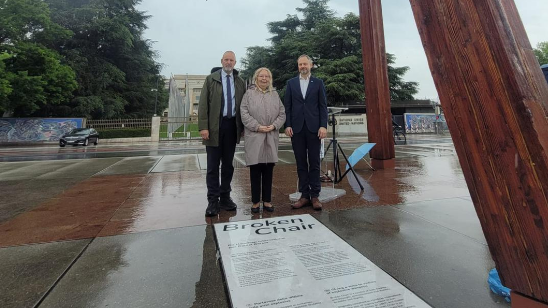Thierry Apothéloz, Tatiana Valovaya et Daniel Suda-Lang à côté de la nouvelle plaque de Broken Chair