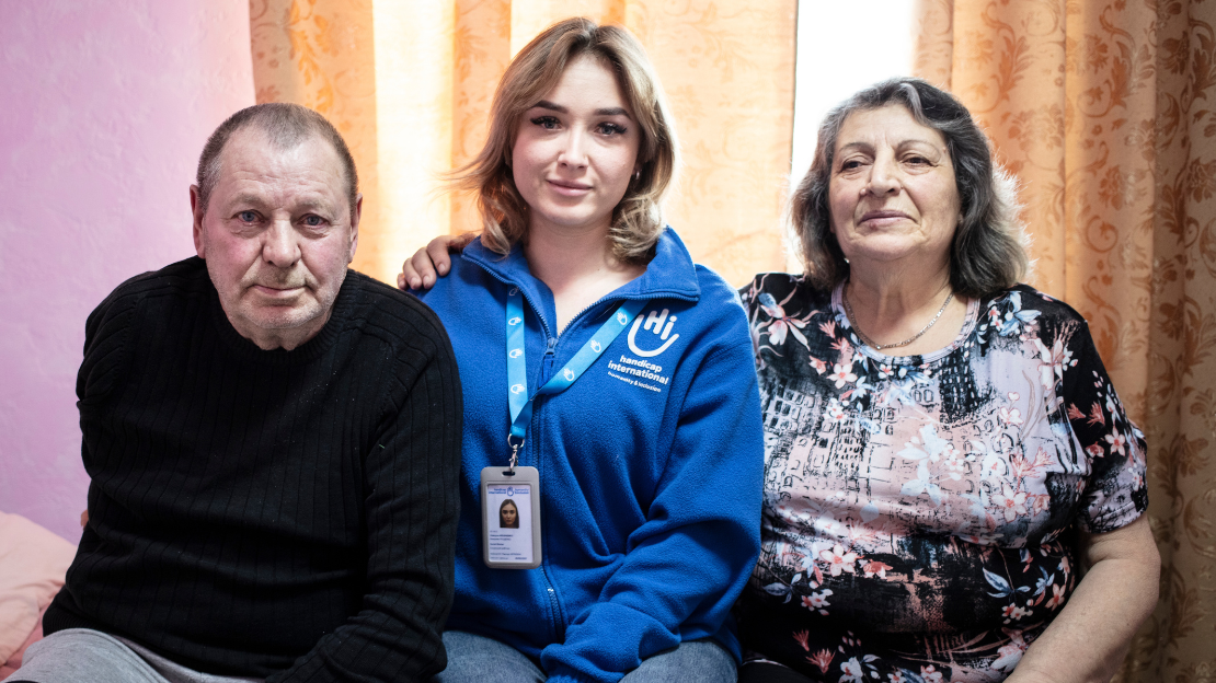 Kateryna, travailleuse sociale chez HI avec Mykola et Lidiia, survivants d’un bombardement et désormais déplacés dans un centre d’accueil de la ville de Mykolaiv 