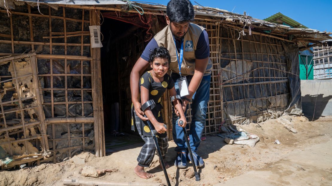 Samira, 10 ans, vit avec son handicap, une paralysie cérébrale, dans le camp de Teknaf, au Bangladesh.