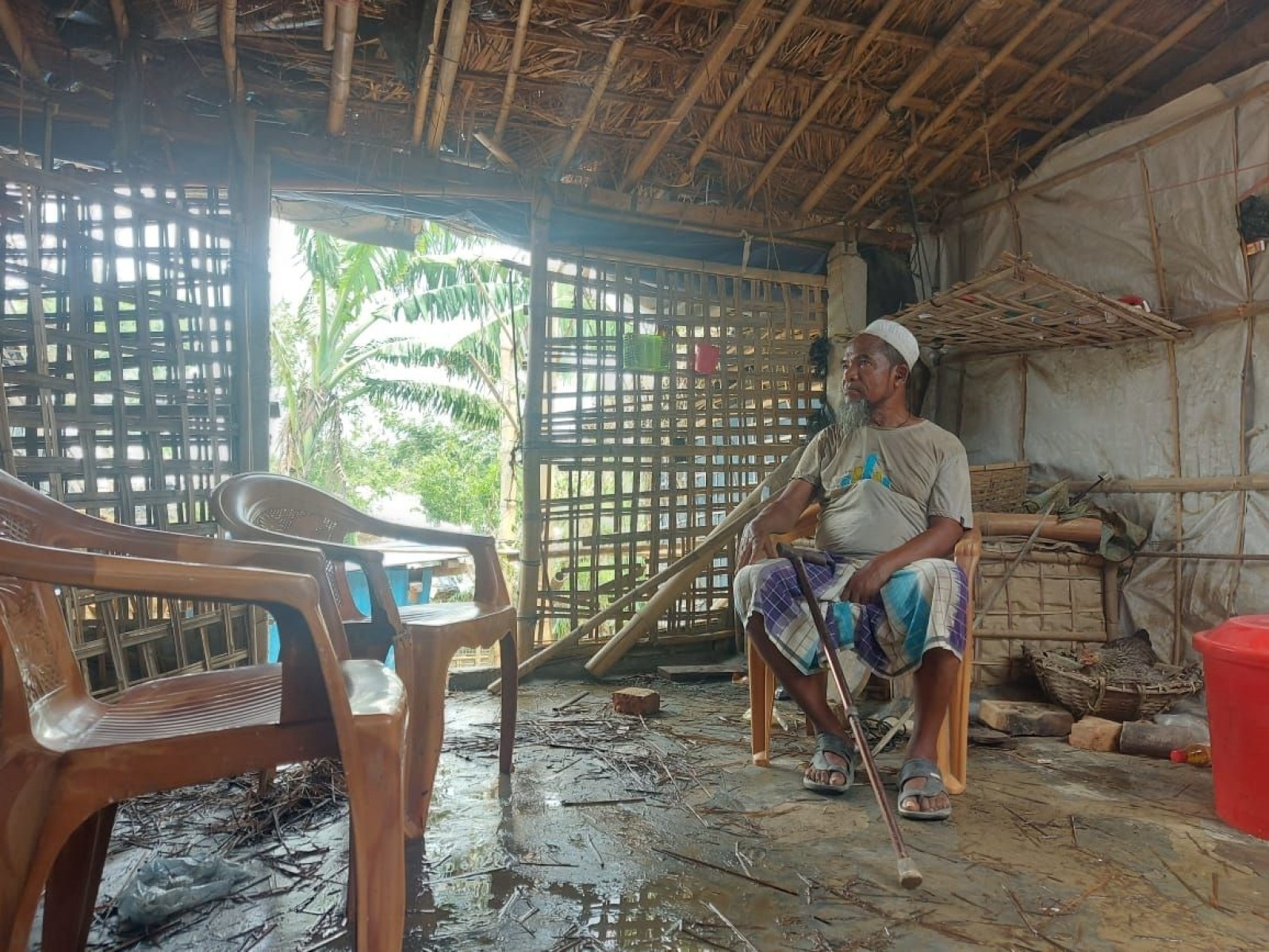 Rohingya-Flüchtling Abdur hat beim Zyklon Mocha alles verloren  Mann sitzt auf einem Stuhl mit einem Stock in der Hand