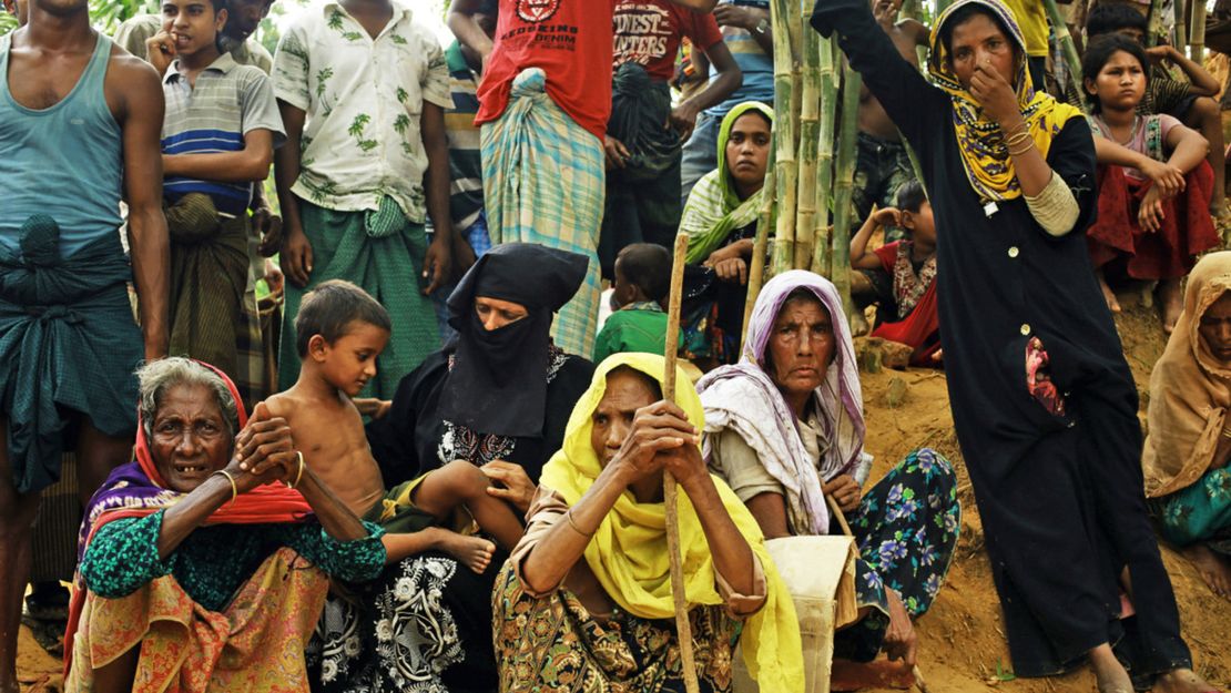 Rohingas Frauen warten auf Hilfe.