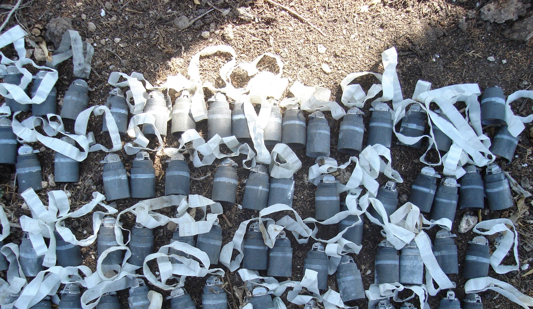 Bombes à sous-munitions posées sur le sol