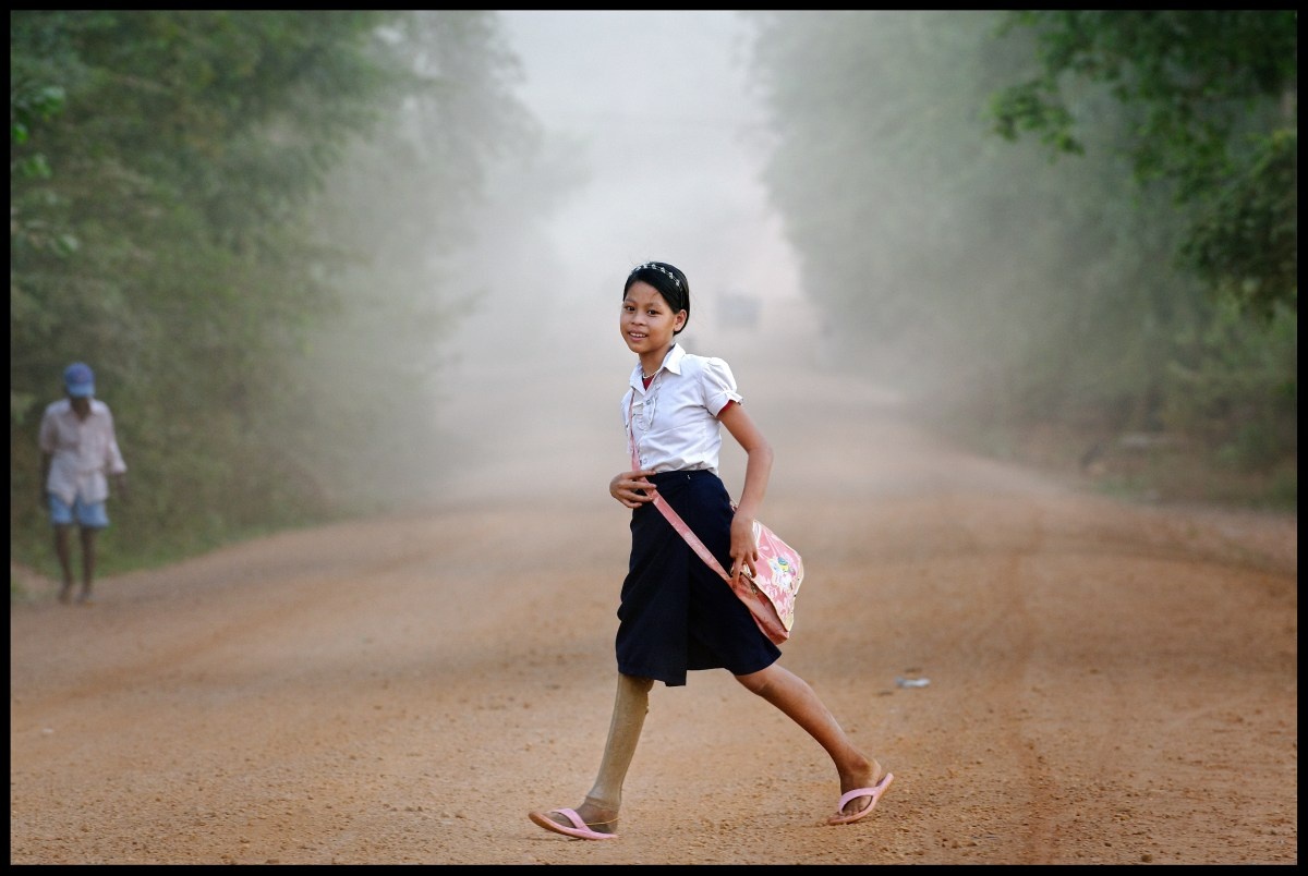 Kanha, 13 ans en uniforme de collégienne.