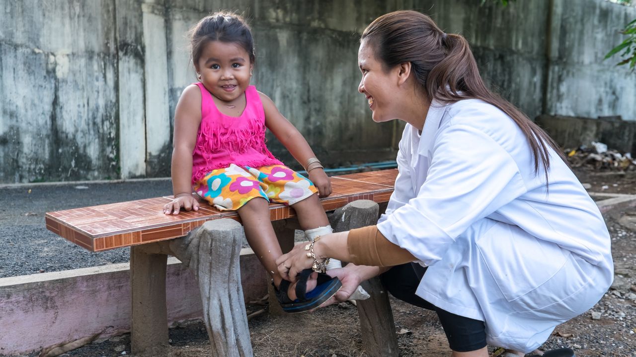 Phaly Heang, 4 ans, souffre d’hémiplégie suite à un accident de la route. Elle a commencé son traitement au centre de réadaptation physique géré par HI à Kampong Cham, Cambodge. 