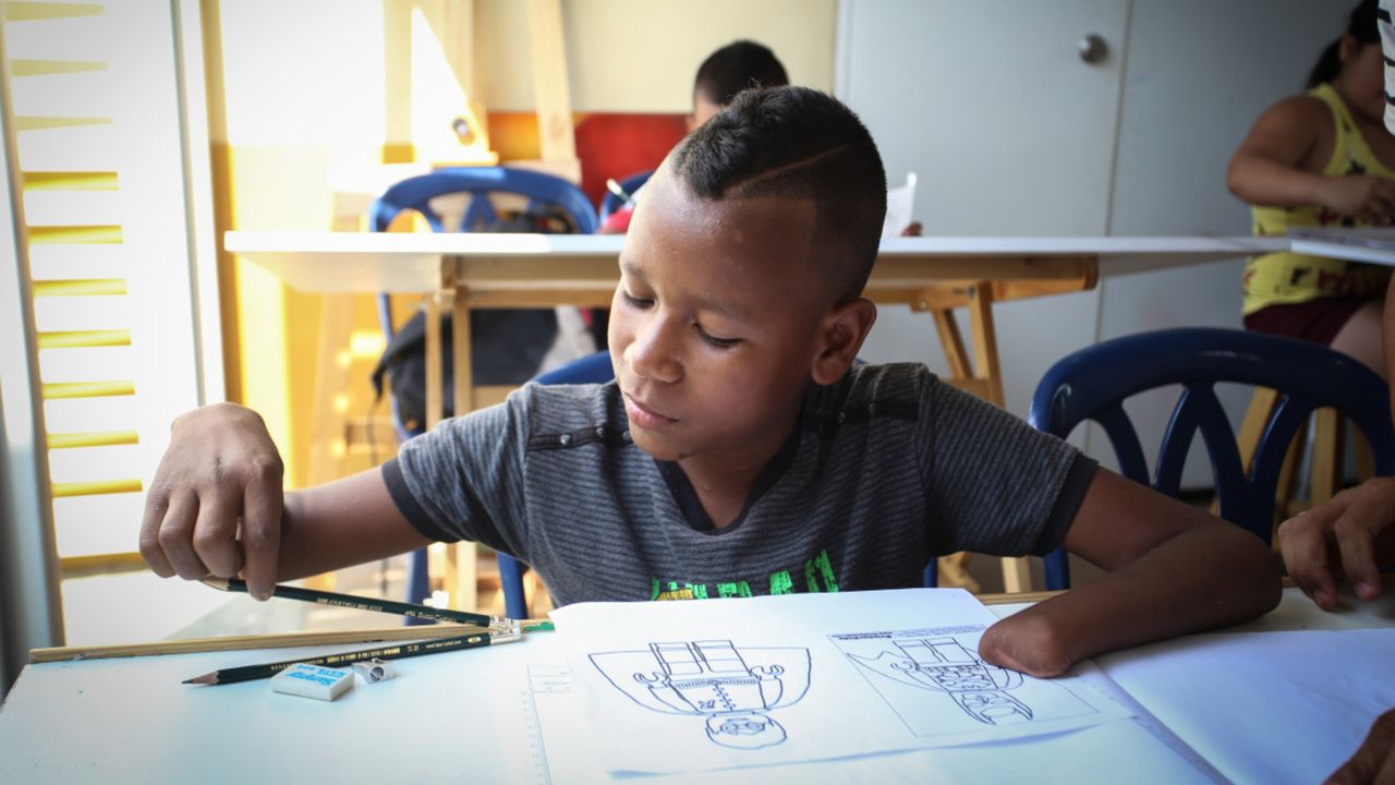 Jemerson, 12 ans, a perdu sa main gauche en 2014 après avoir manipulé un reste explosif de guerre laissé suite au conflit qui a déchiré la Colombie. 