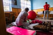 Pflege eines behinderten Kindes in einem Waisenhaus in der Ukraine