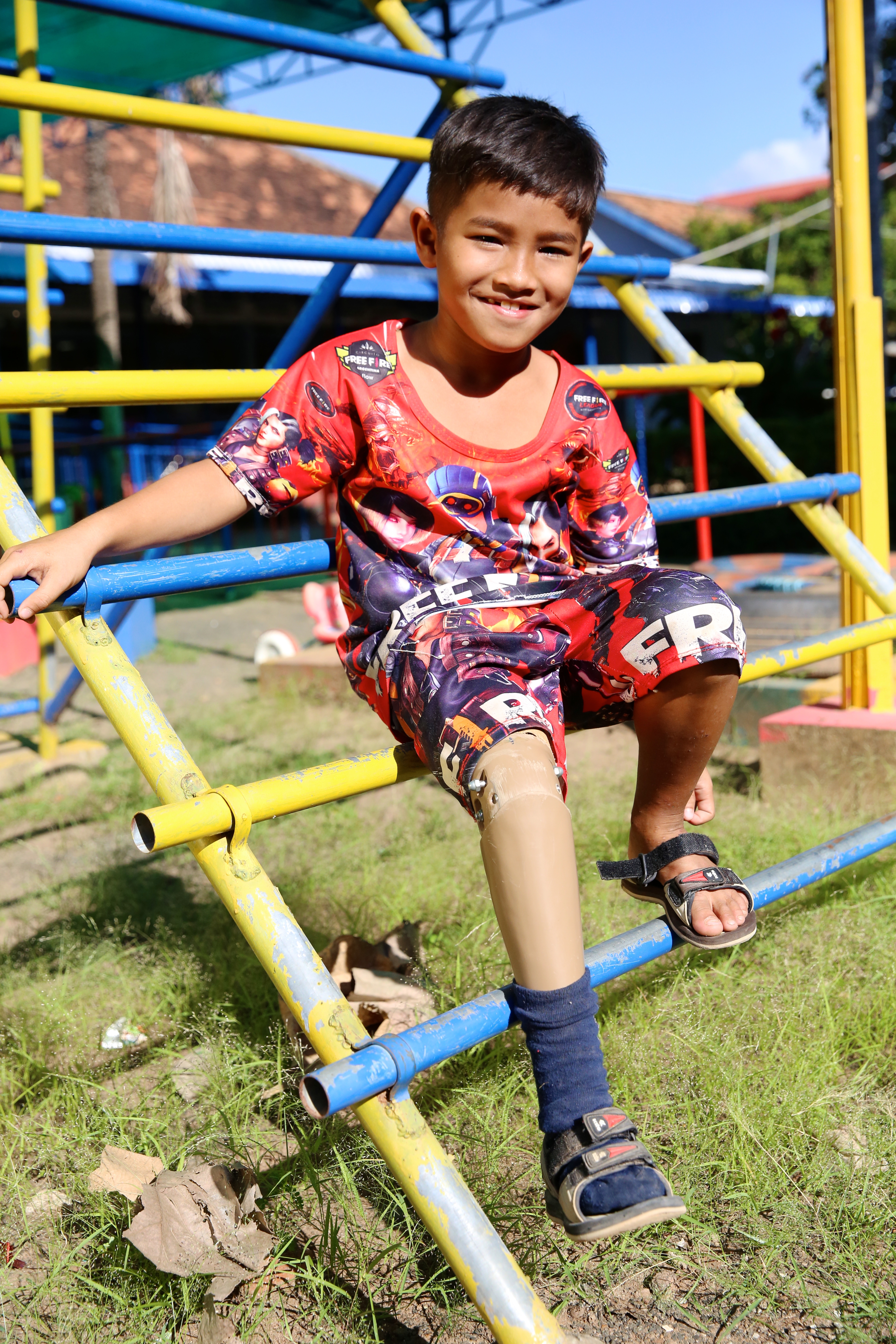 Kuch wird Reha-Zentrum von Handicap International in Kampong Cham betreut, wo er bereits zwei Prothesen erhalten hat. Er führt nun wieder ein normales Leben und geht zur Schule.