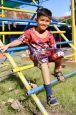 Kuch est suivi au centre de Kampong Cham géré par HI, où il a déjà reçu deux prothèses. Il a retrouvé une vie normale et va à l'école.