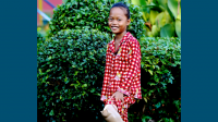 Channa à 11 ans devant le centre de réadaptation de Kampong Cham