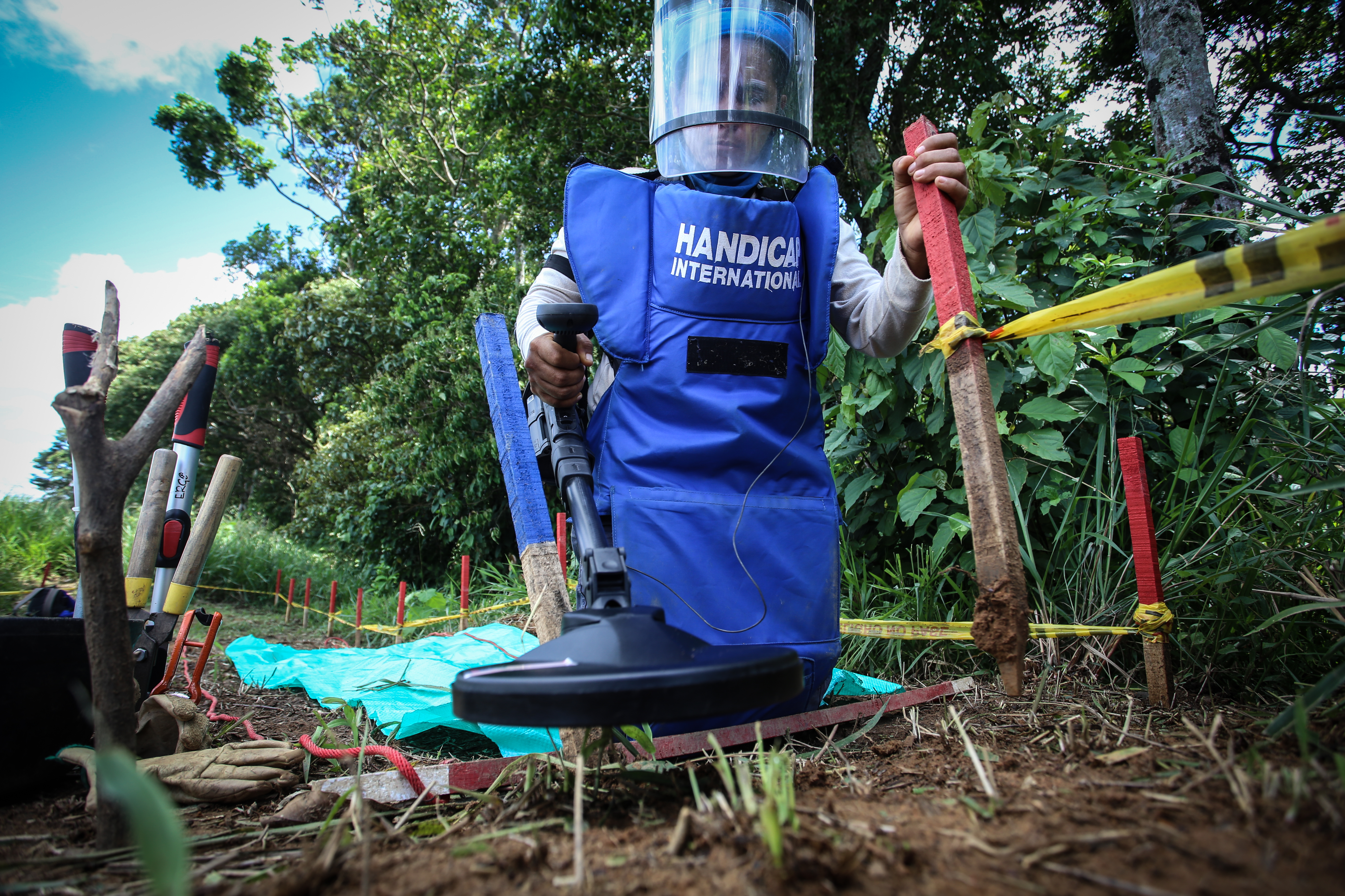 Une démineuse de Handicap International en Colombie