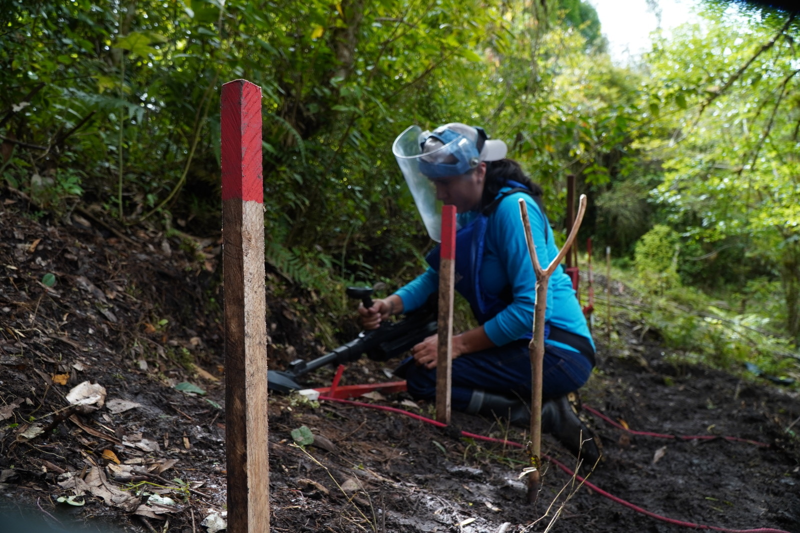 Une démineuse en Colombie.