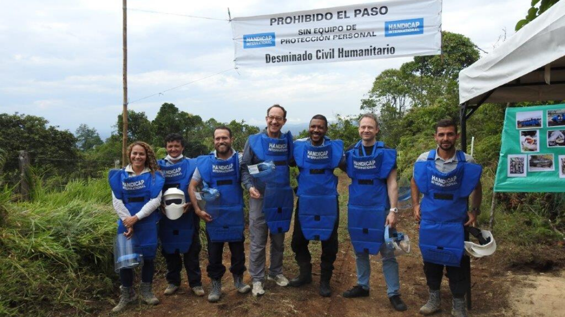 Photo de groupe des responsables d’équipe avec les visiteurs. Au milieu, Jean-Noël Dargnies, président du Conseil d’Administration de la Fédération HI et Adérito Ismael, responsable opérationnel déminage HI Colombie (et Daniel Suda-Lang). 