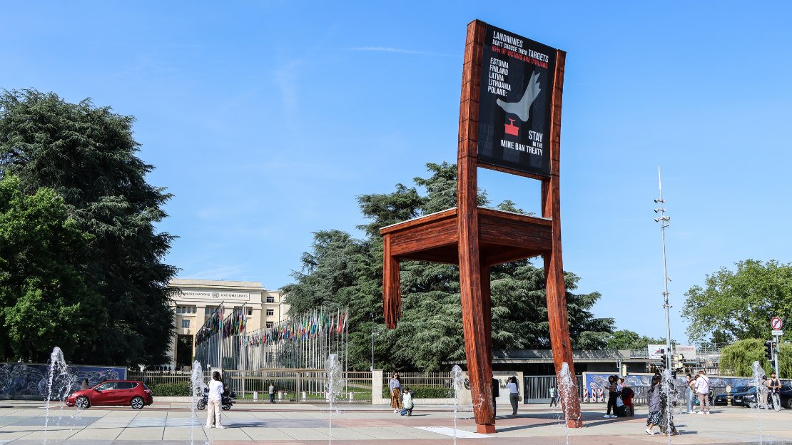 Banner am Broken Chair gegen die Rückkehr von Minen
