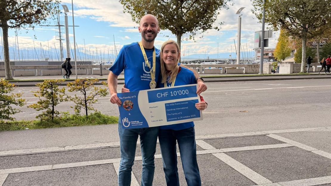 Jean und Camilla am Ende des Halbmarathons mit dem gesammelten Scheck über CHF 10'000 Jean und Camilla am Ende des Halbmarathons mit dem gesammelten Scheck über CHF 10'000