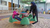 Nermeen und ihre Tochter Shahed auf dem Spielplatz im Schulhof.