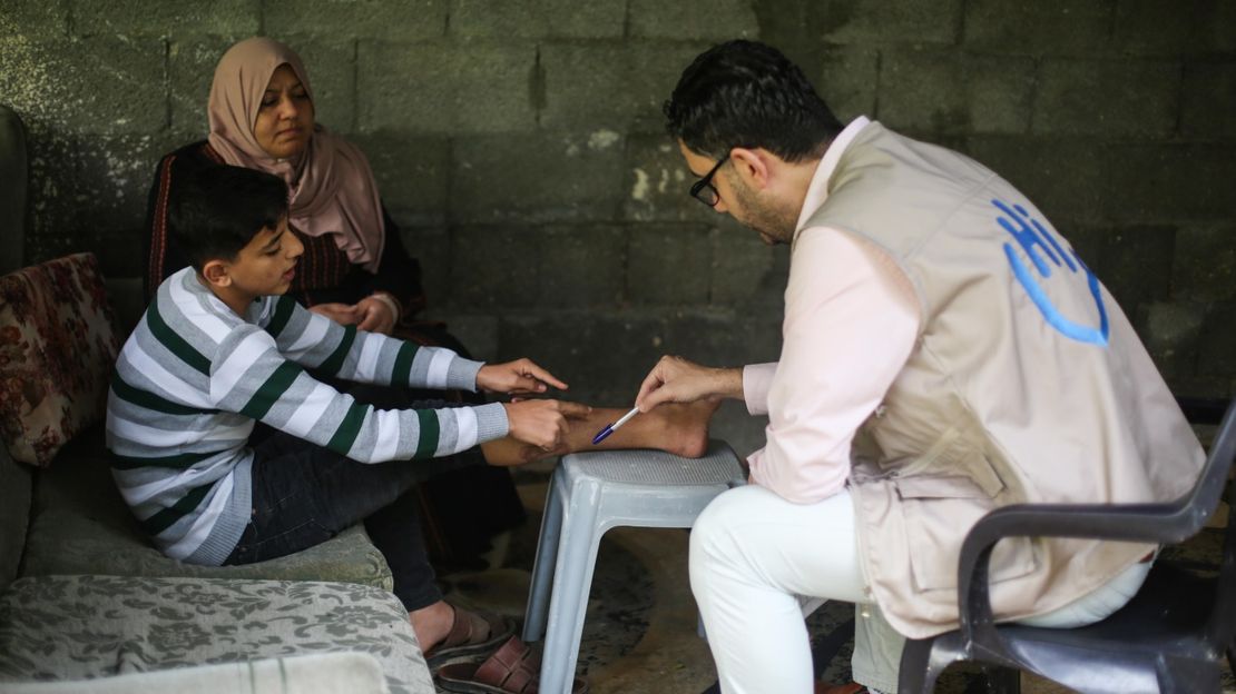 Ahmed wird vom mobilen Team der Partnerorganisation von HI in Gaza versorgt