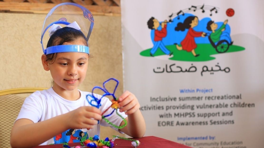 Sarah, une jeune enfant pendant les activités récréatives organisées à Gaza par Handicap International 