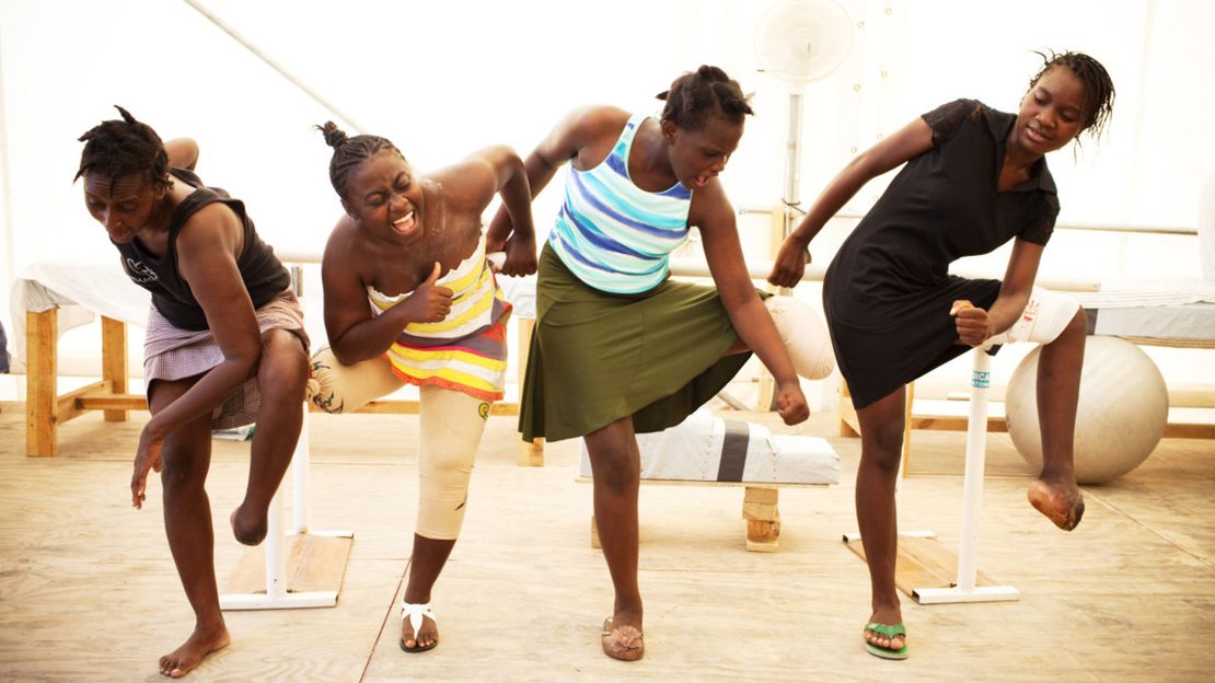 Die Lebenslust und der Lebenswille dieser Frauen ist ein gutes Zeichen der Hoffnung. Aktivitäten in der Gruppe, Krankenhaus in Sarthe, Port au Prince, Haiti.